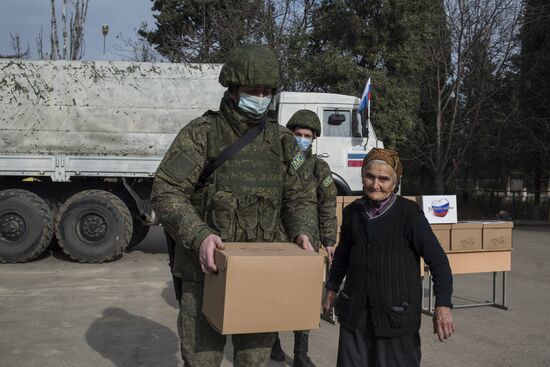 Раздача гуманитарной помощи жителям Мартакерта