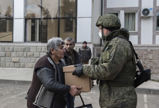 Раздача гуманитарной помощи российскими миротворцами в Карабахе