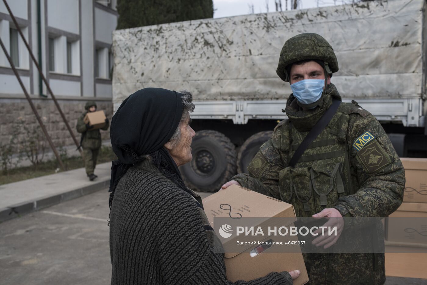 Раздача гуманитарной помощи жителям Мартакерта