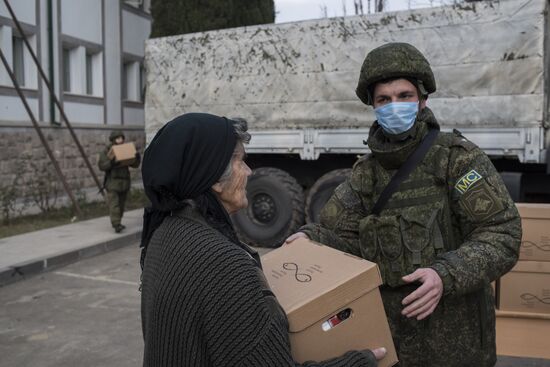 Раздача гуманитарной помощи жителям Мартакерта