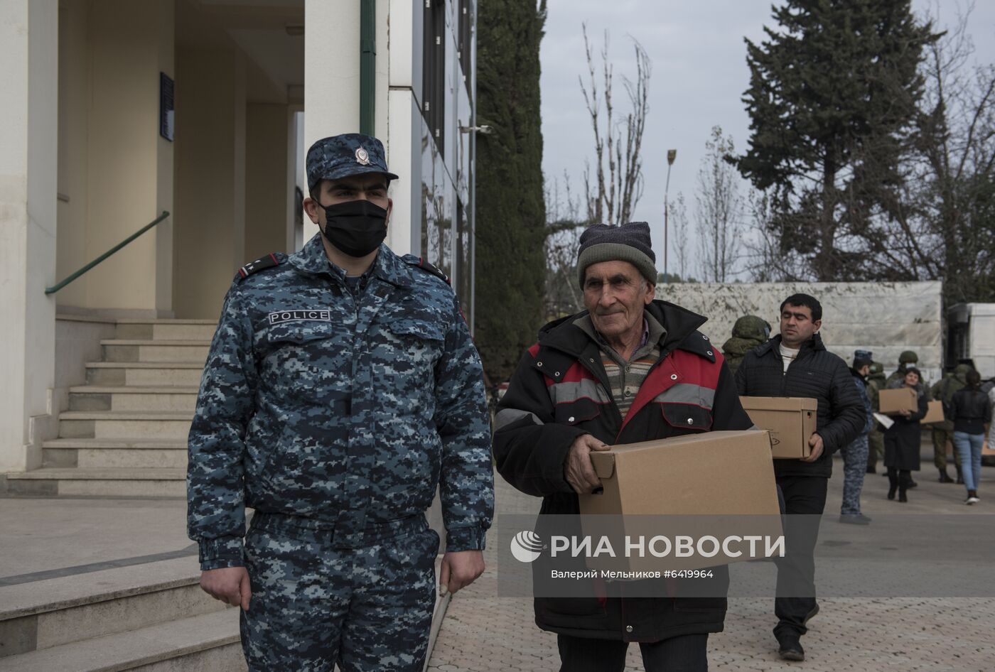 Раздача гуманитарной помощи жителям Мартакерта