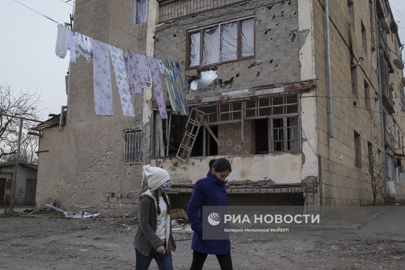 Раздача гуманитарной помощи жителям Мартакерта