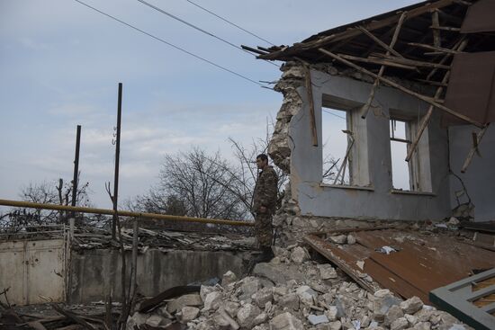 Раздача гуманитарной помощи жителям Мартакерта