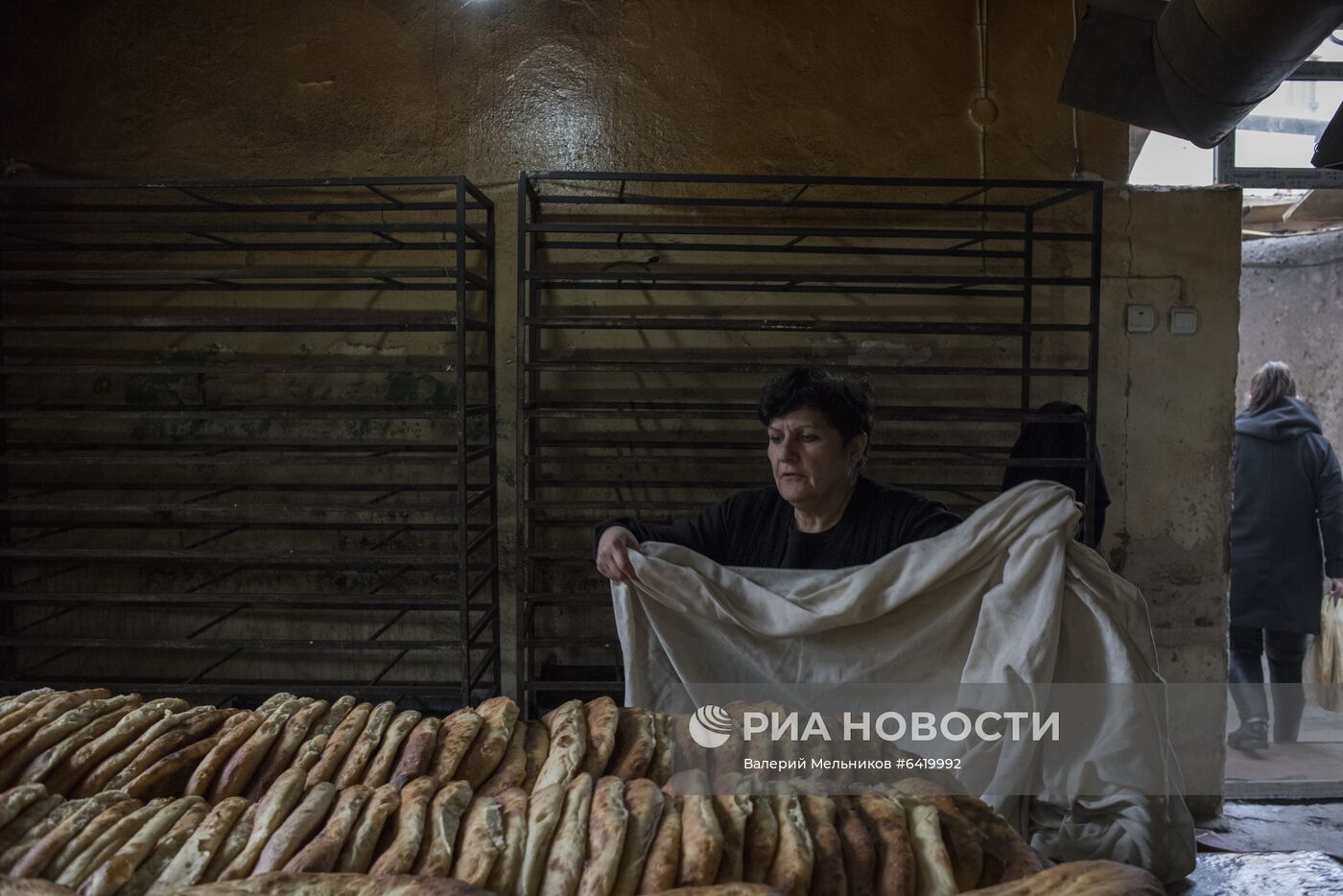 Раздача гуманитарной помощи жителям Мартакерта