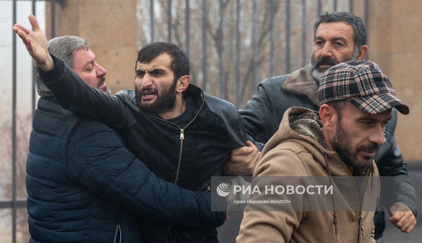 Родственники пропавших без вести в Карабахе солдат ворвались на территорию Минобороны Армении