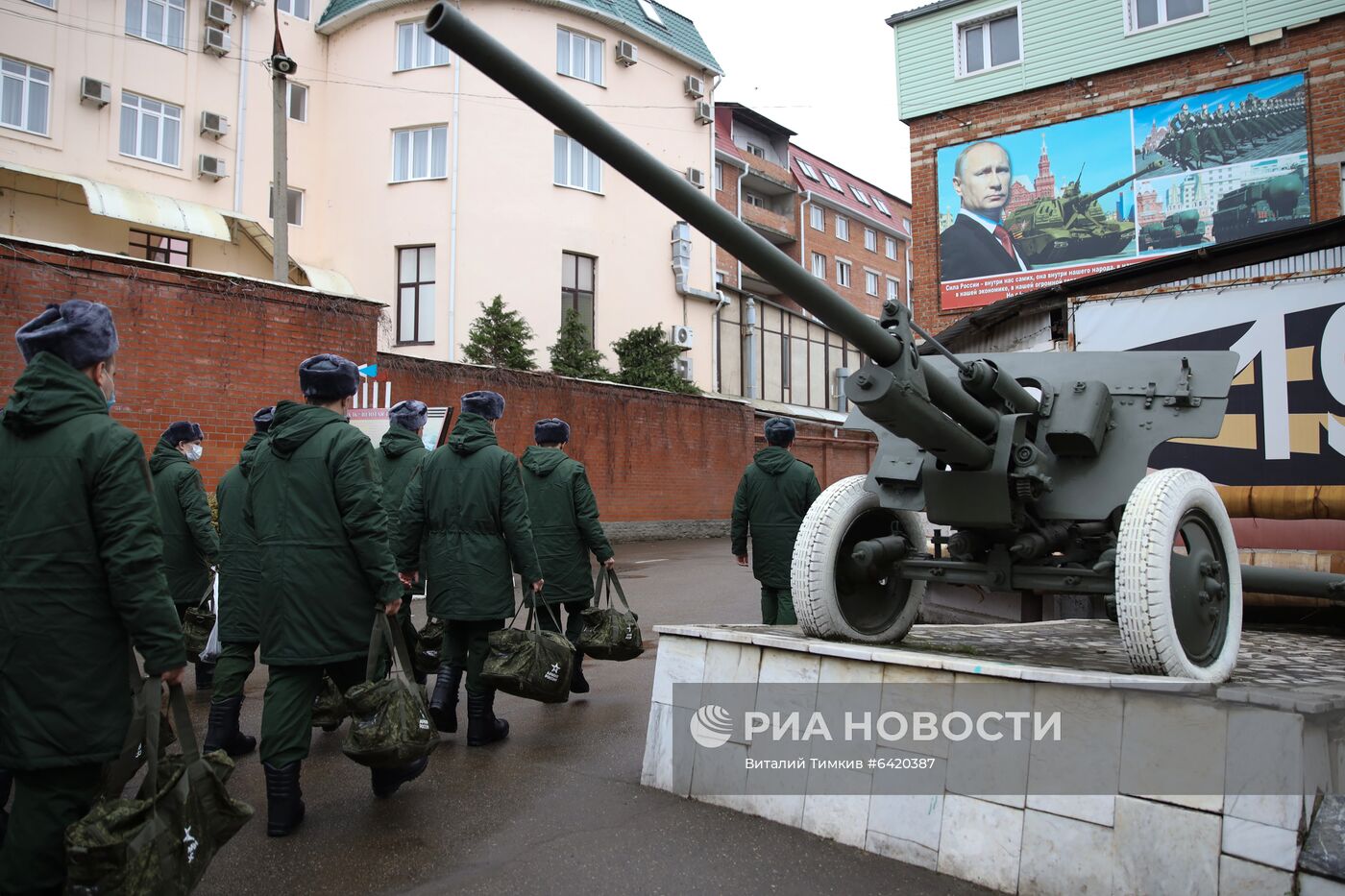 Отправка призывников на службу в Президентский полк