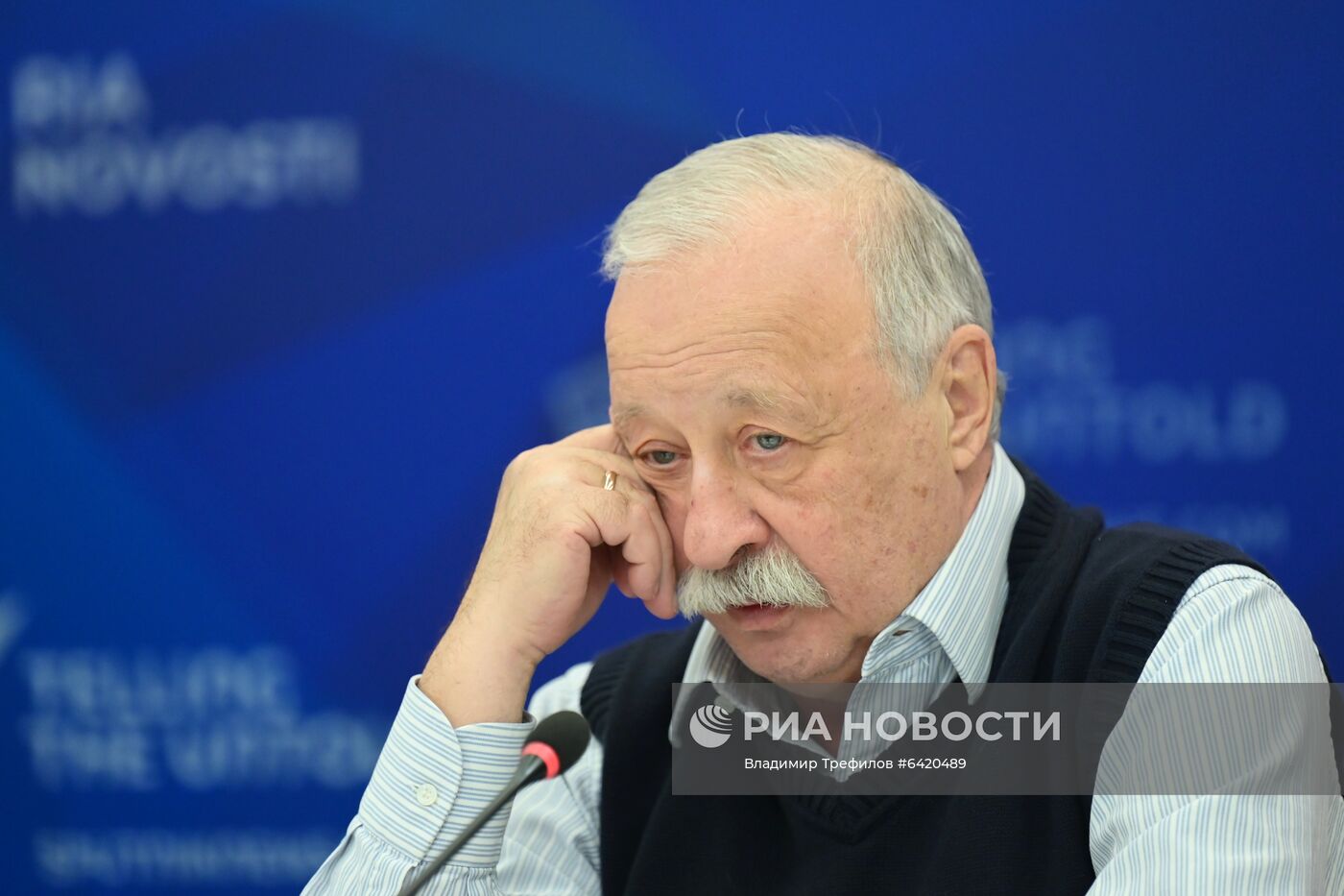 Презентация книги народного артиста России Леонида Якубовича "Плюс минус 30: невероятные и правдивые истории из моей жизни"