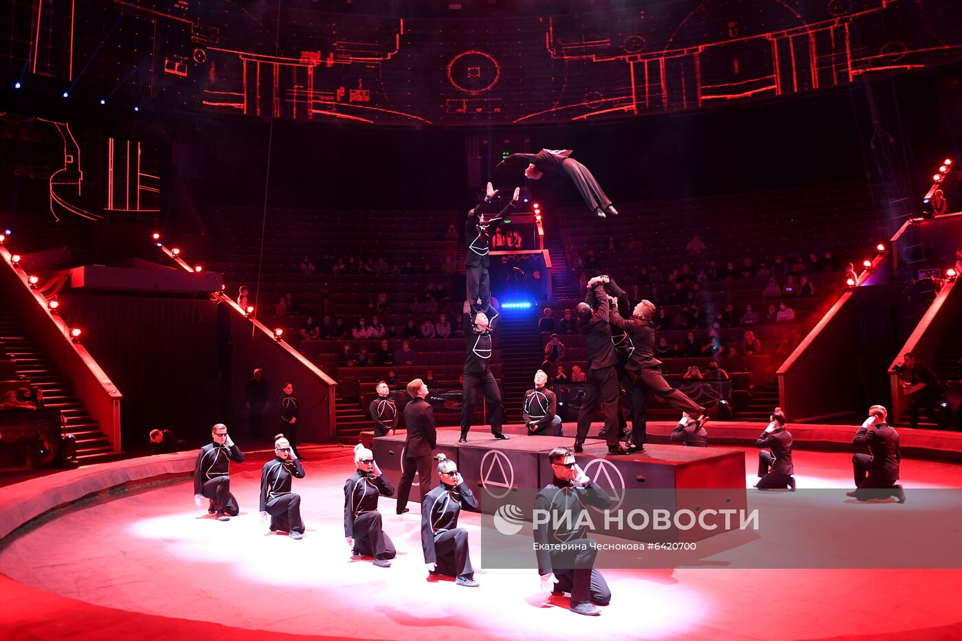 Спектакль "OFU с участием братьев Запашных" в Большом Московском цирке