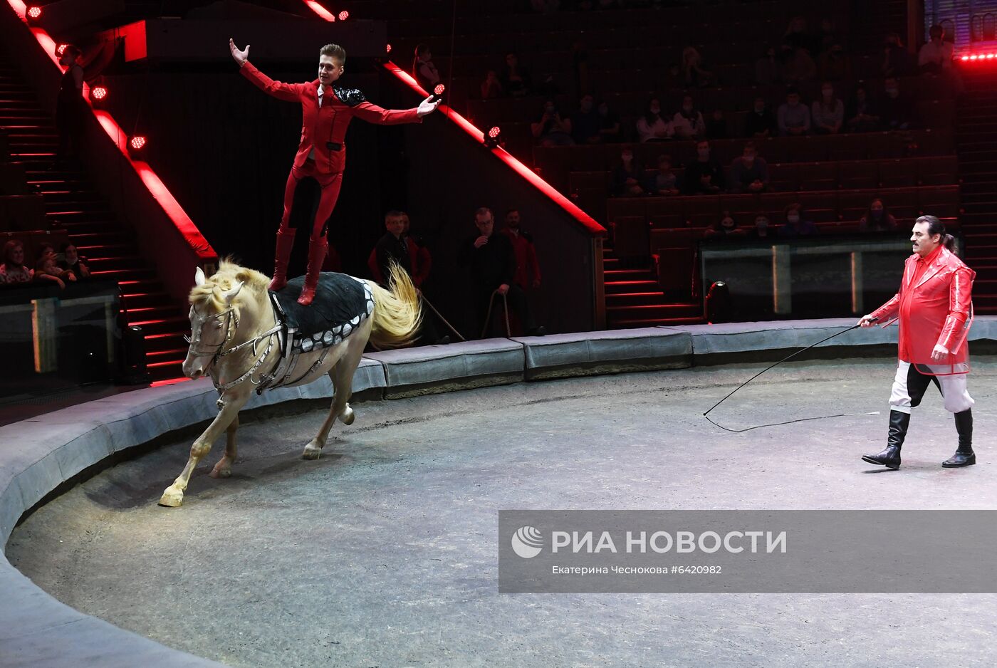 Спектакль "OFU с участием братьев Запашных" в Большом Московском цирке