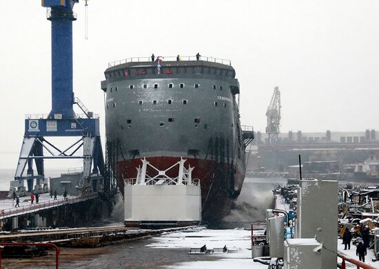 Спуск на воду ЛСП "Северный полюс" в Санкт-Петербурге