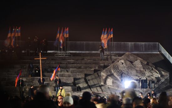 Факельное шествие в Ереване в память о погибших в Нагорном Карабахе