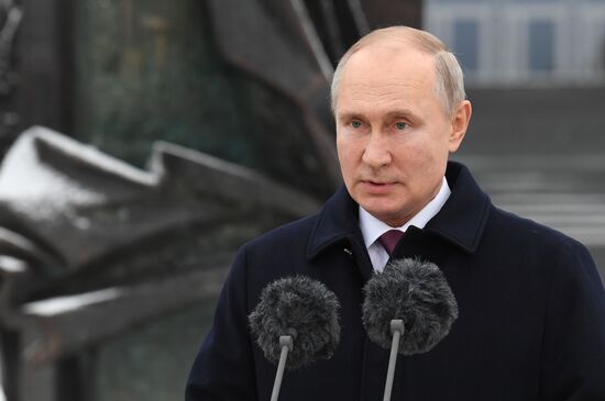 Президент РФ В. Путин поздравил работников органов безопасности