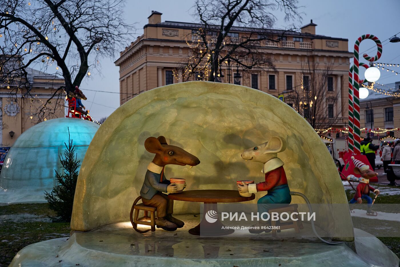 Рождественская ярмарка на Манежной площади в Санкт-Петербурге