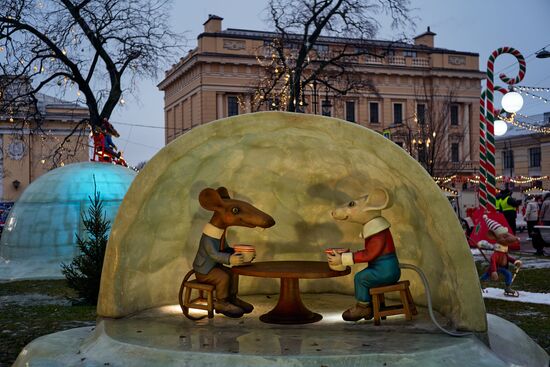 Рождественская ярмарка на Манежной площади в Санкт-Петербурге
