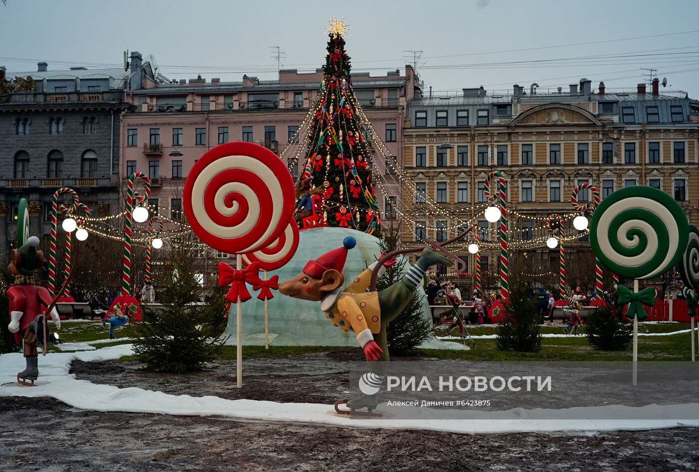 Рождественская ярмарка на Манежной площади в Санкт-Петербурге