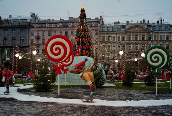 Рождественская ярмарка на Манежной площади в Санкт-Петербурге