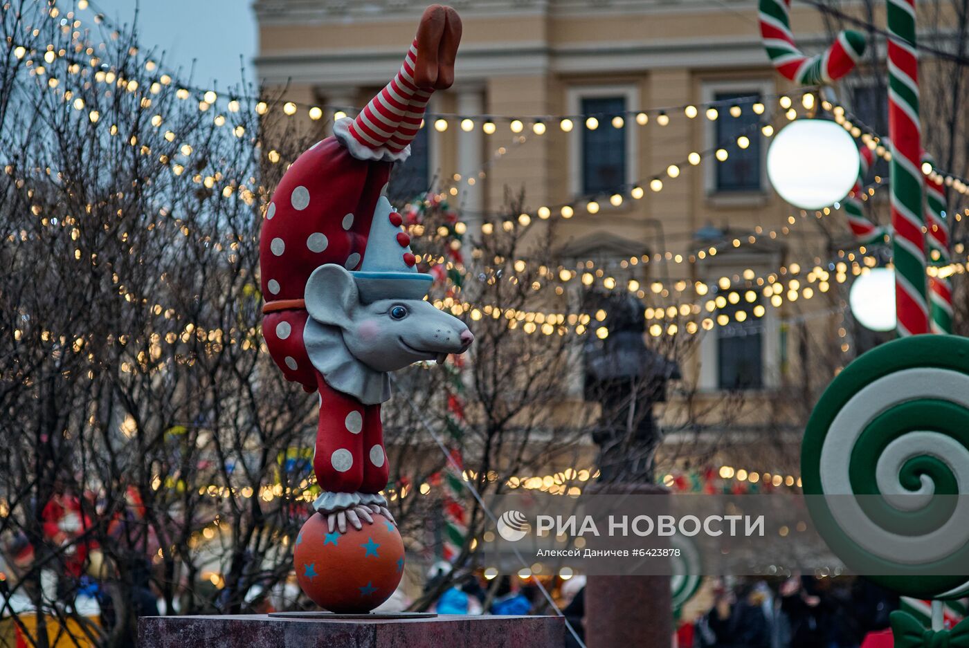 Рождественская ярмарка на Манежной площади в Санкт-Петербурге