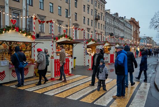 Рождественская ярмарка на Манежной площади в Санкт-Петербурге