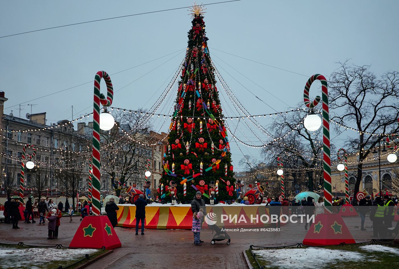 Рождественская ярмарка на Манежной площади в Санкт-Петербурге