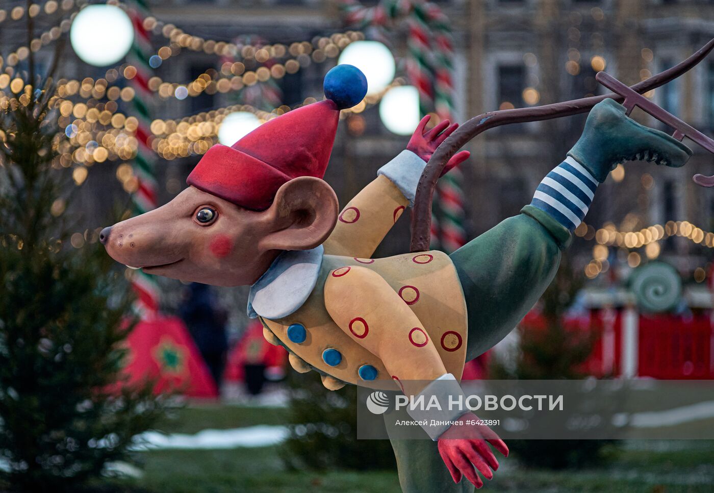 Рождественская ярмарка на Манежной площади в Санкт-Петербурге