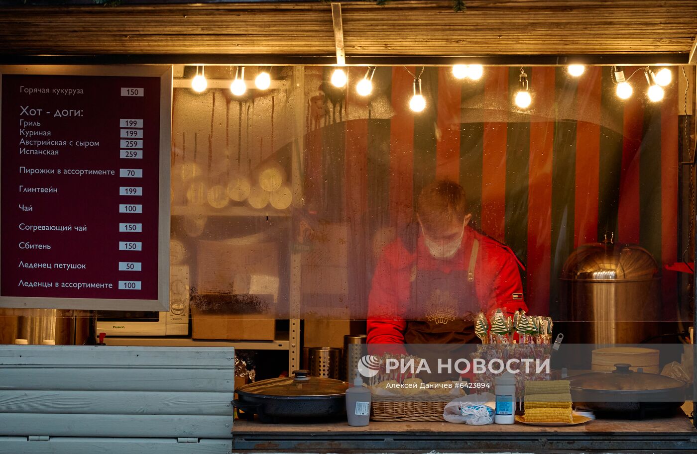 Рождественская ярмарка на Манежной площади в Санкт-Петербурге