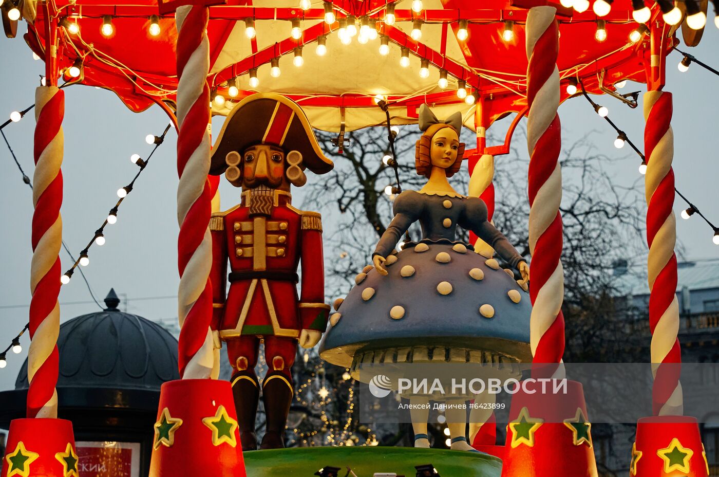 Рождественская ярмарка на Манежной площади в Санкт-Петербурге