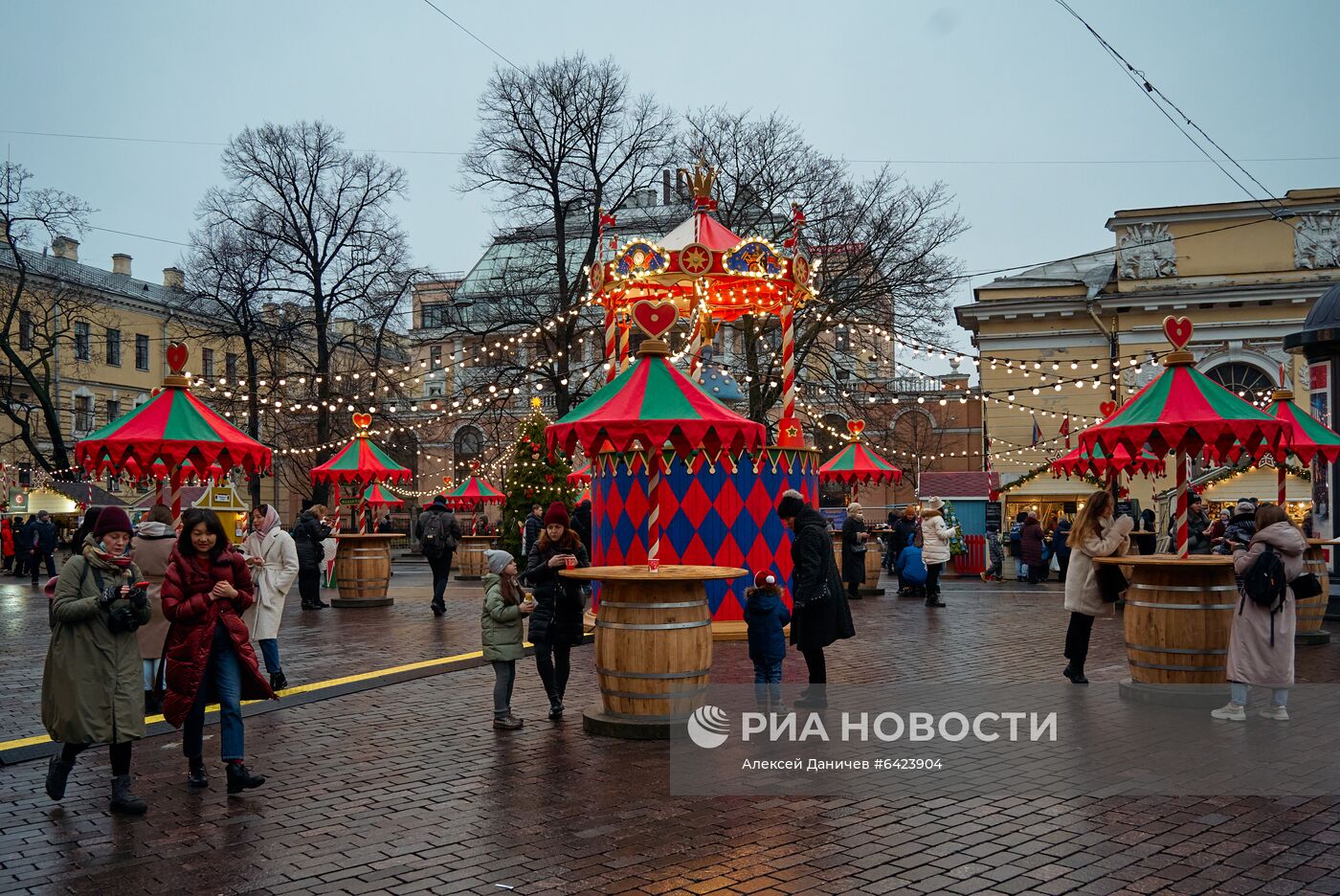 Рождественская ярмарка на Манежной площади в Санкт-Петербурге