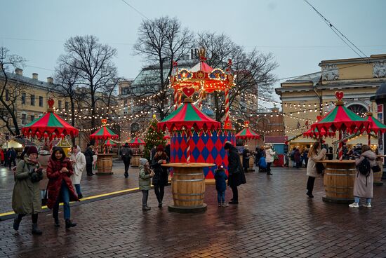 Рождественская ярмарка на Манежной площади в Санкт-Петербурге