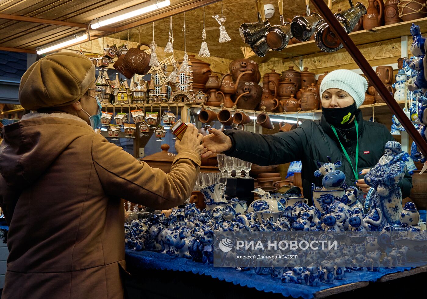 Рождественская ярмарка на Манежной площади в Санкт-Петербурге