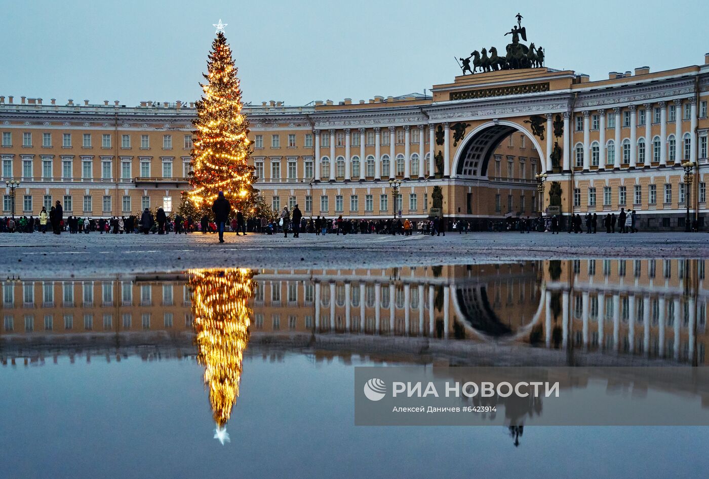 Ёлка на Дворцовой площади в Санкт-Петербурге