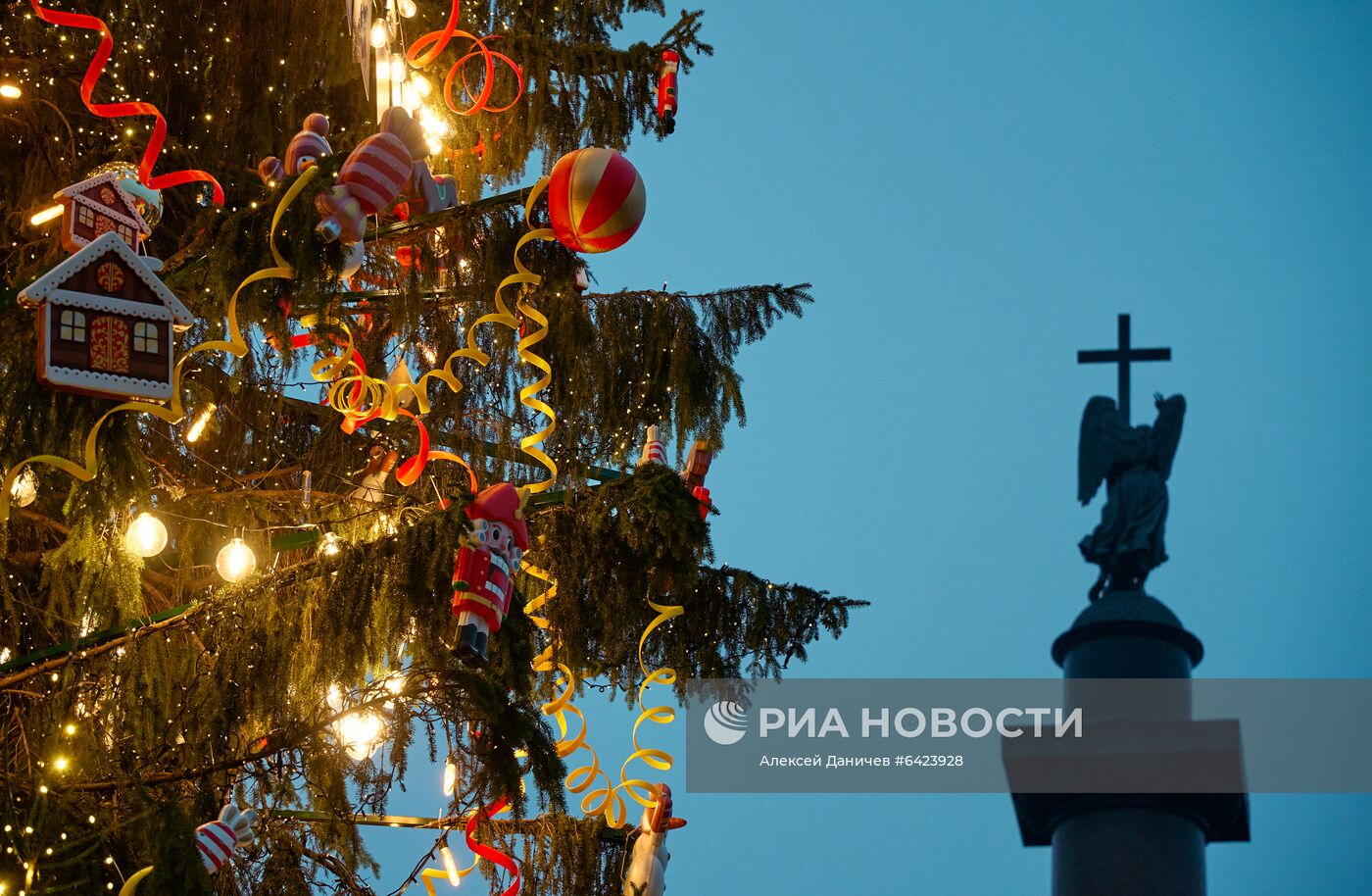 Ёлка на Дворцовой площади в Санкт-Петербурге