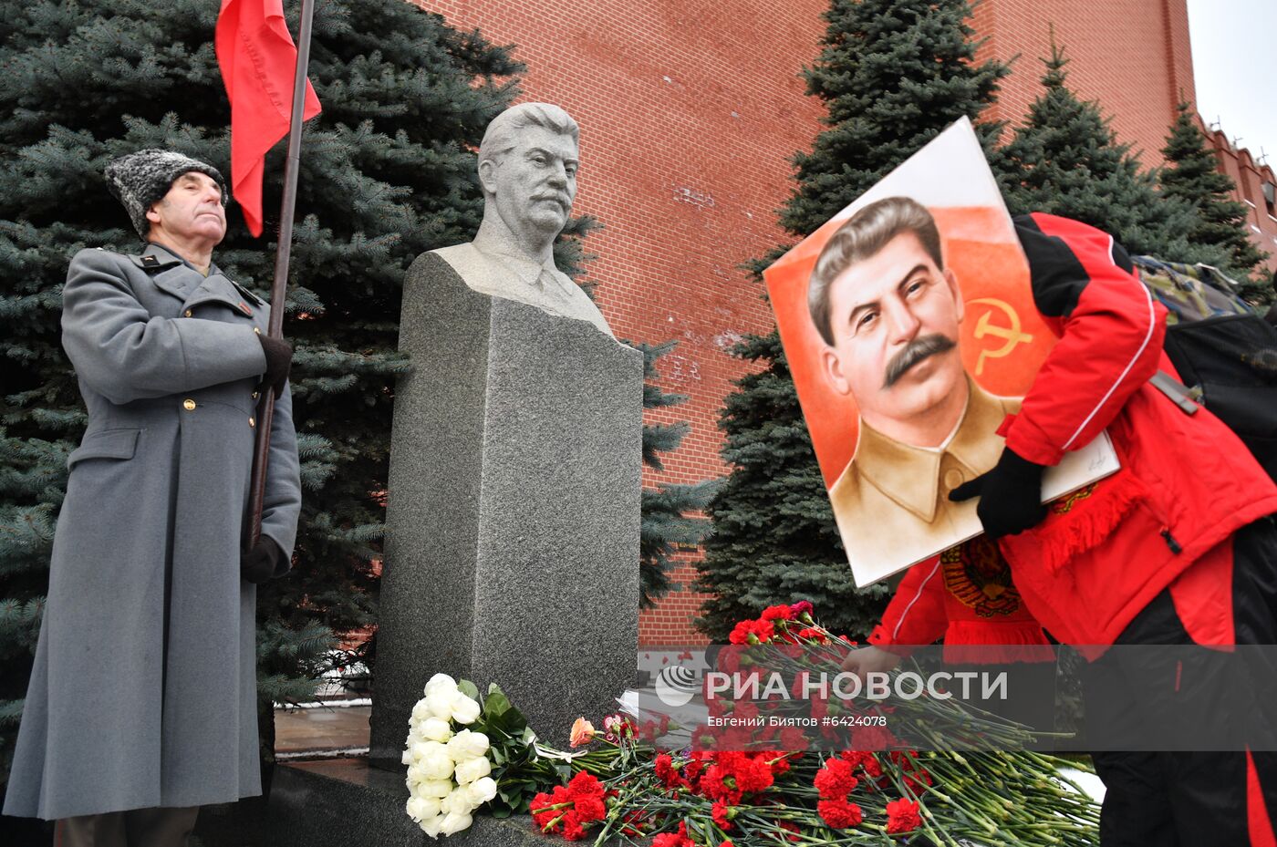 Возложение цветов к могиле И. В. Сталина