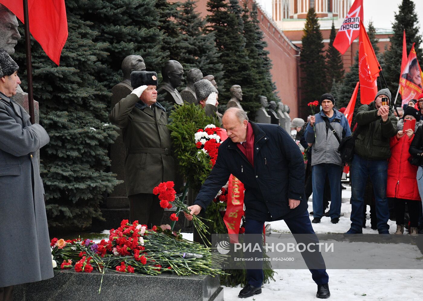 Возложение цветов к могиле И. В. Сталина