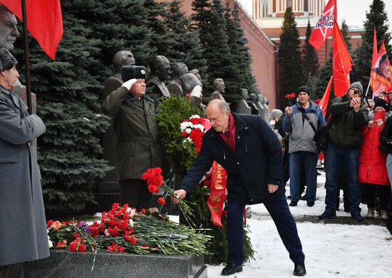 Возложение цветов к могиле И. В. Сталина