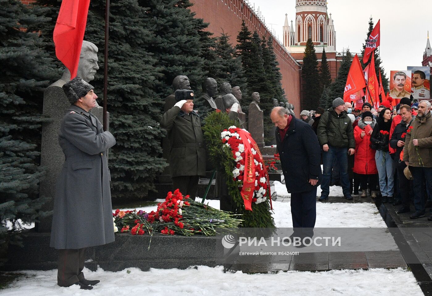 Возложение цветов к могиле И. В. Сталина