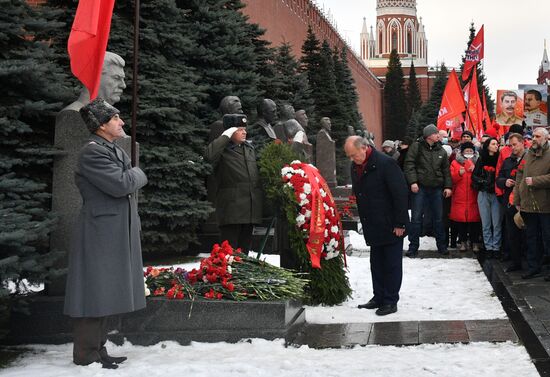 Возложение цветов к могиле И. В. Сталина