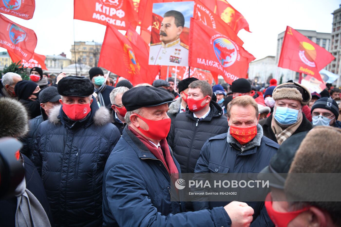 Возложение цветов к могиле И. В. Сталина