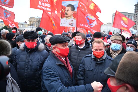 Возложение цветов к могиле И. В. Сталина