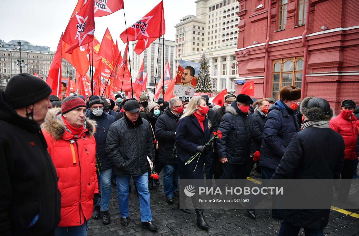 Возложение цветов к могиле И. В. Сталина