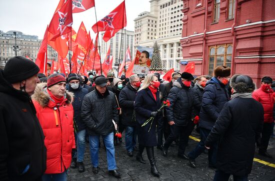 Возложение цветов к могиле И. В. Сталина