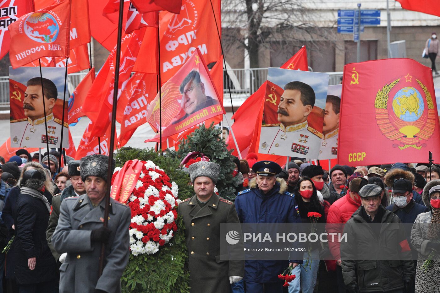 Возложение цветов к могиле И. В. Сталина