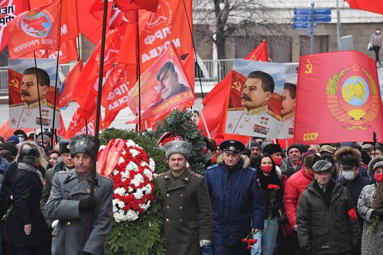 Возложение цветов к могиле И. В. Сталина