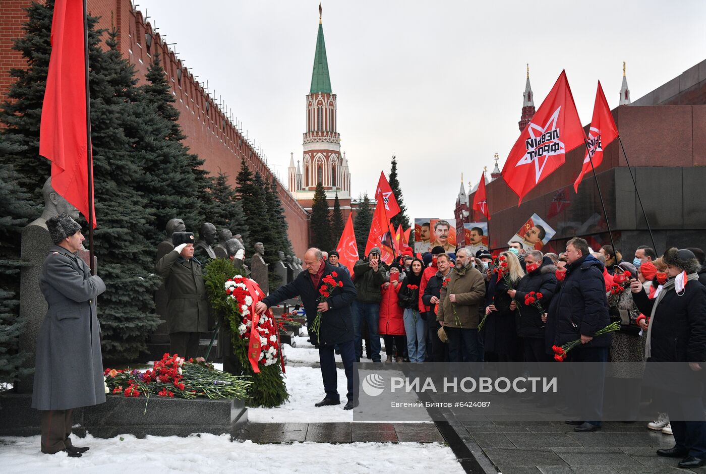 Возложение цветов к могиле И. В. Сталина