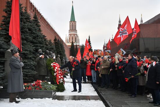 Возложение цветов к могиле И. В. Сталина