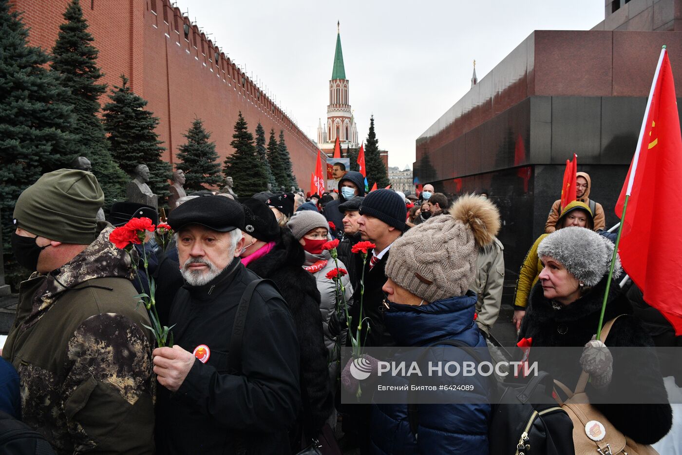 Возложение цветов к могиле И. В. Сталина