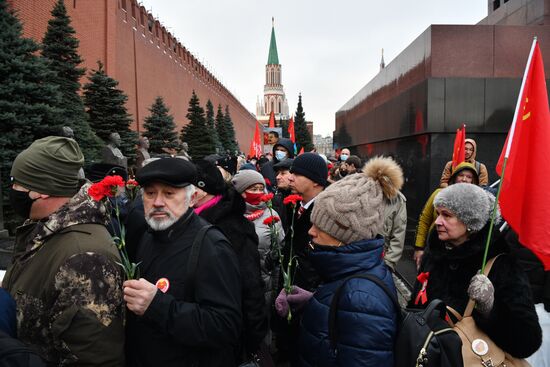 Возложение цветов к могиле И. В. Сталина