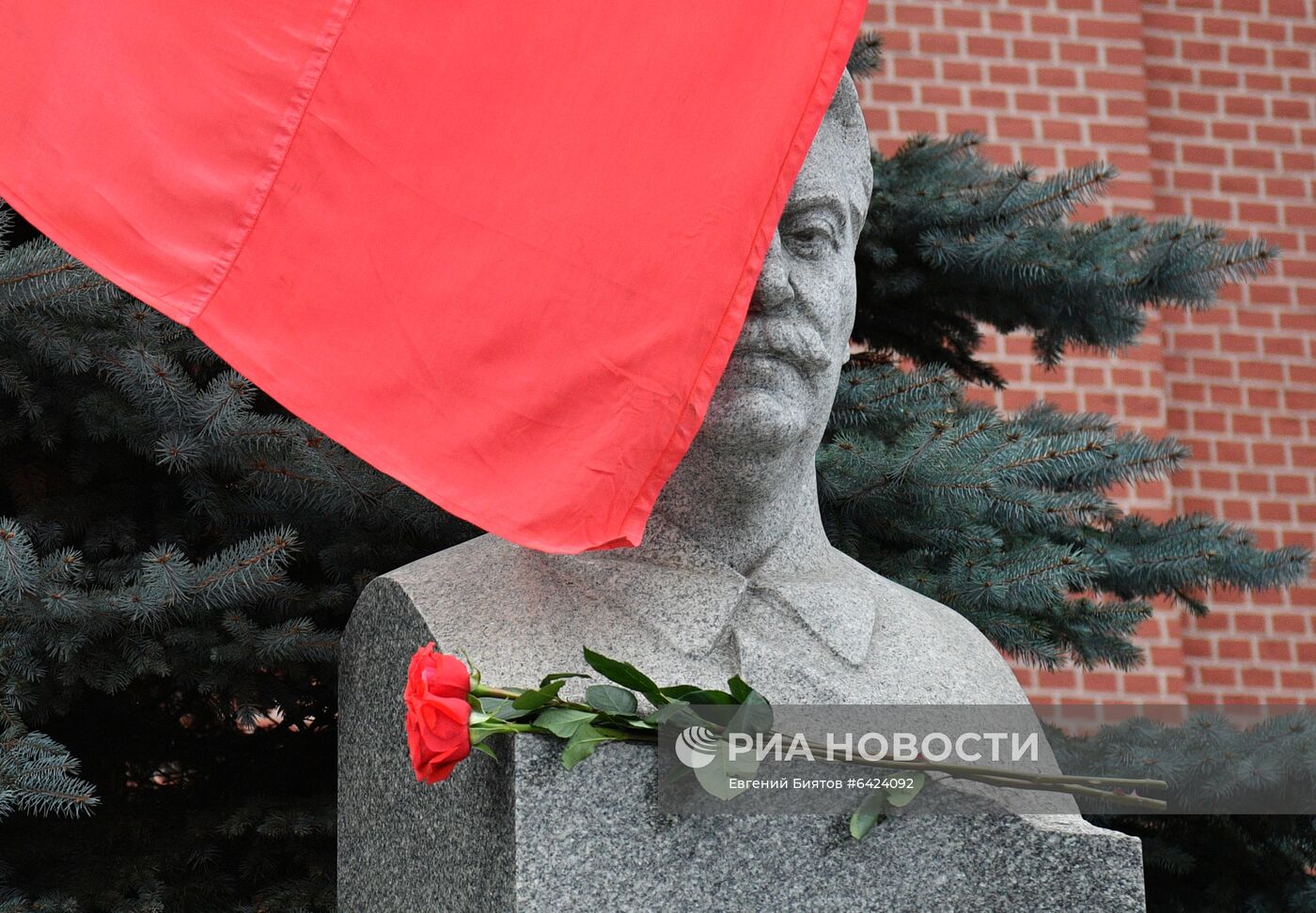 Возложение цветов к могиле И. В. Сталина