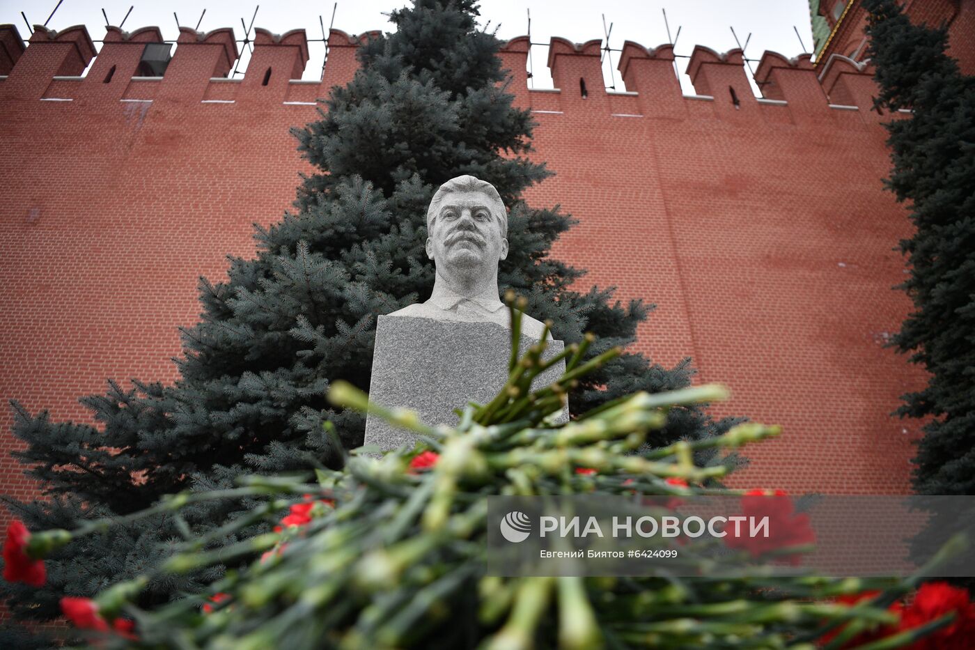 Возложение цветов к могиле И. В. Сталина