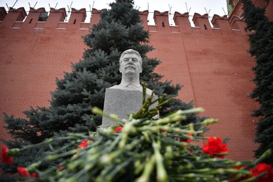 Возложение цветов к могиле И. В. Сталина