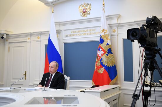 Президент РФ В. Путин провел видеоконференцию о сотрудничестве в области профилактики коронавирусной инфекции
